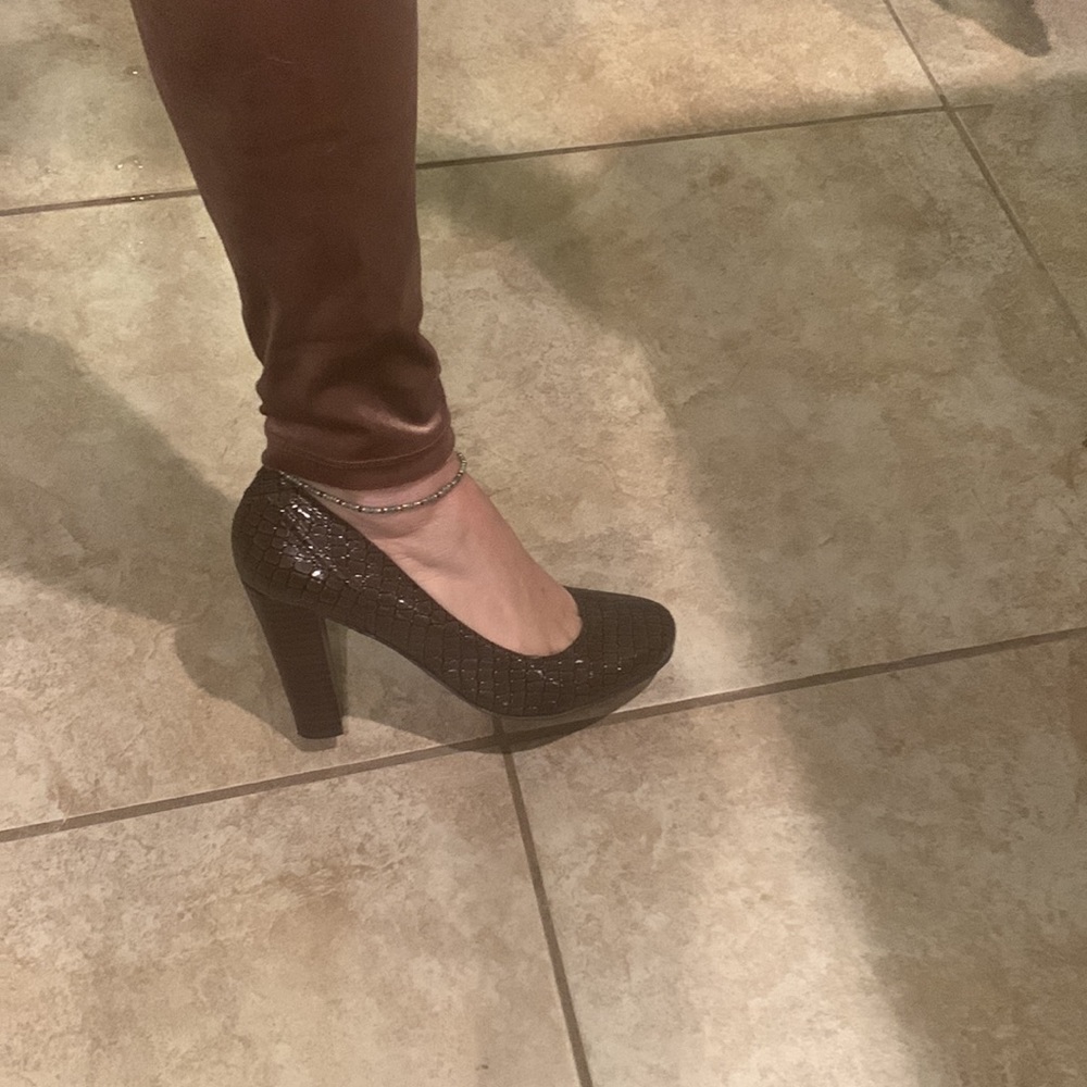 Reptile print deep greenish brown pumps
